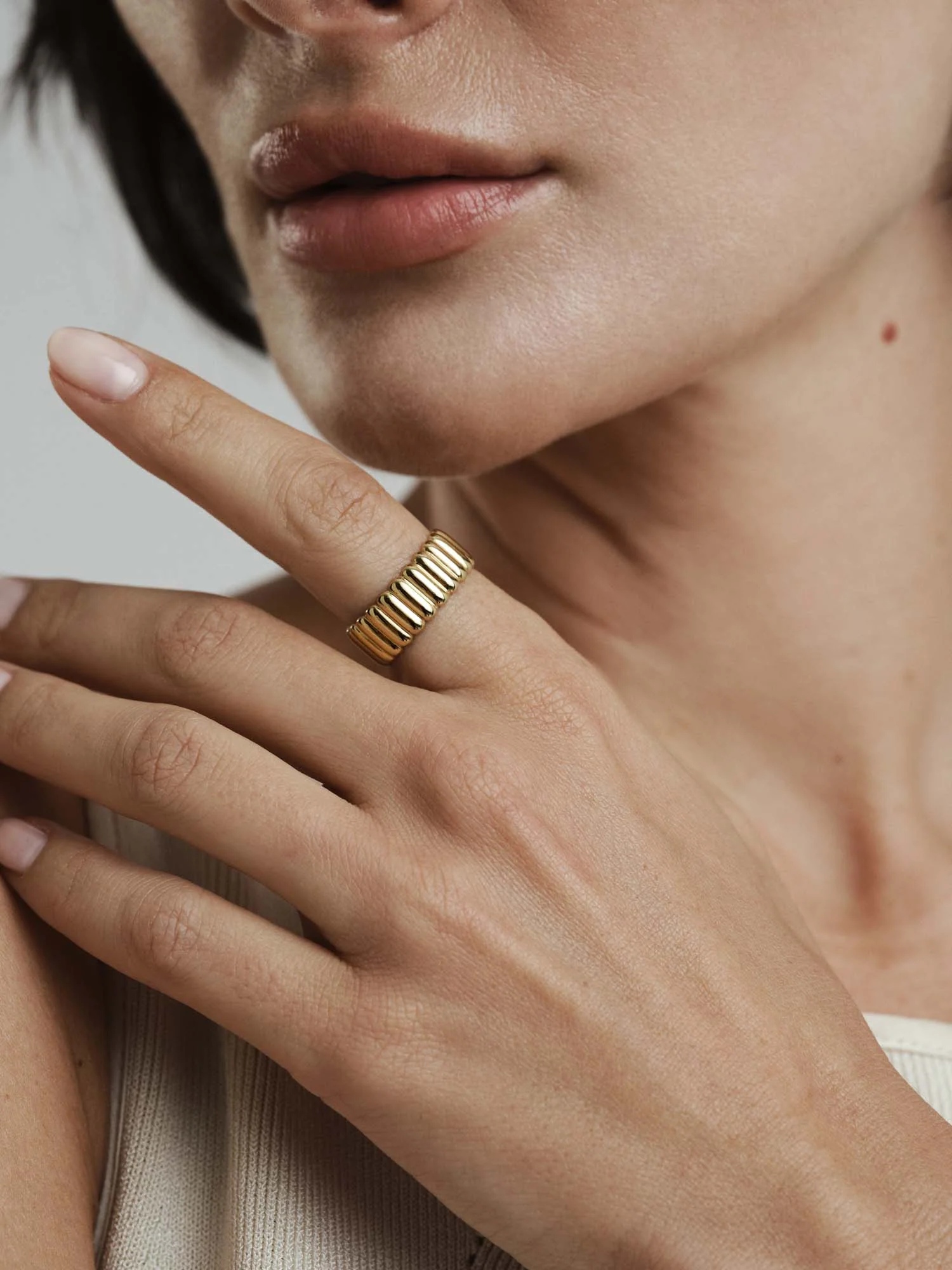 Chic Ribbed Ring - Image 3
