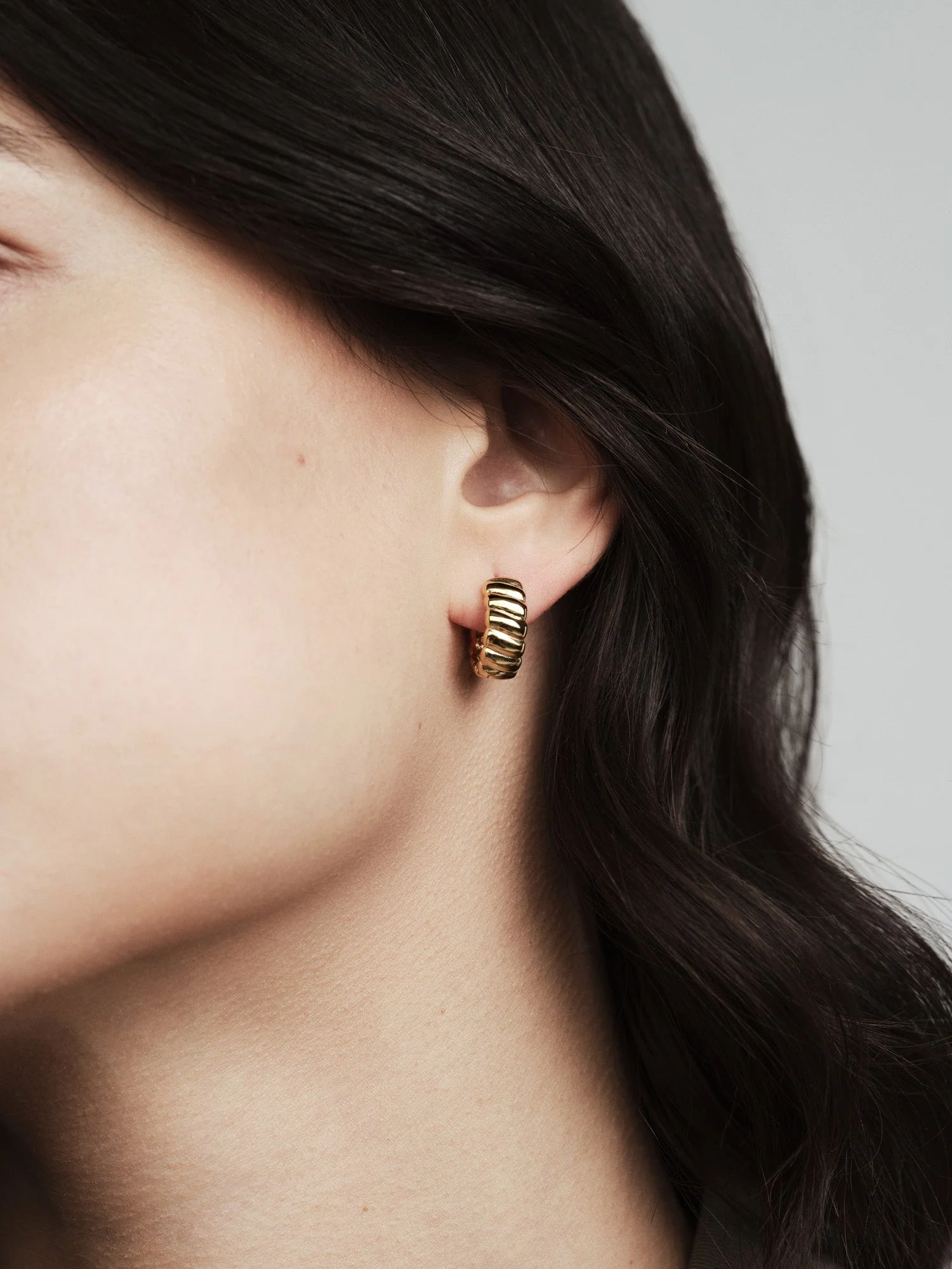 Curved Ribbed Earring - Image 3