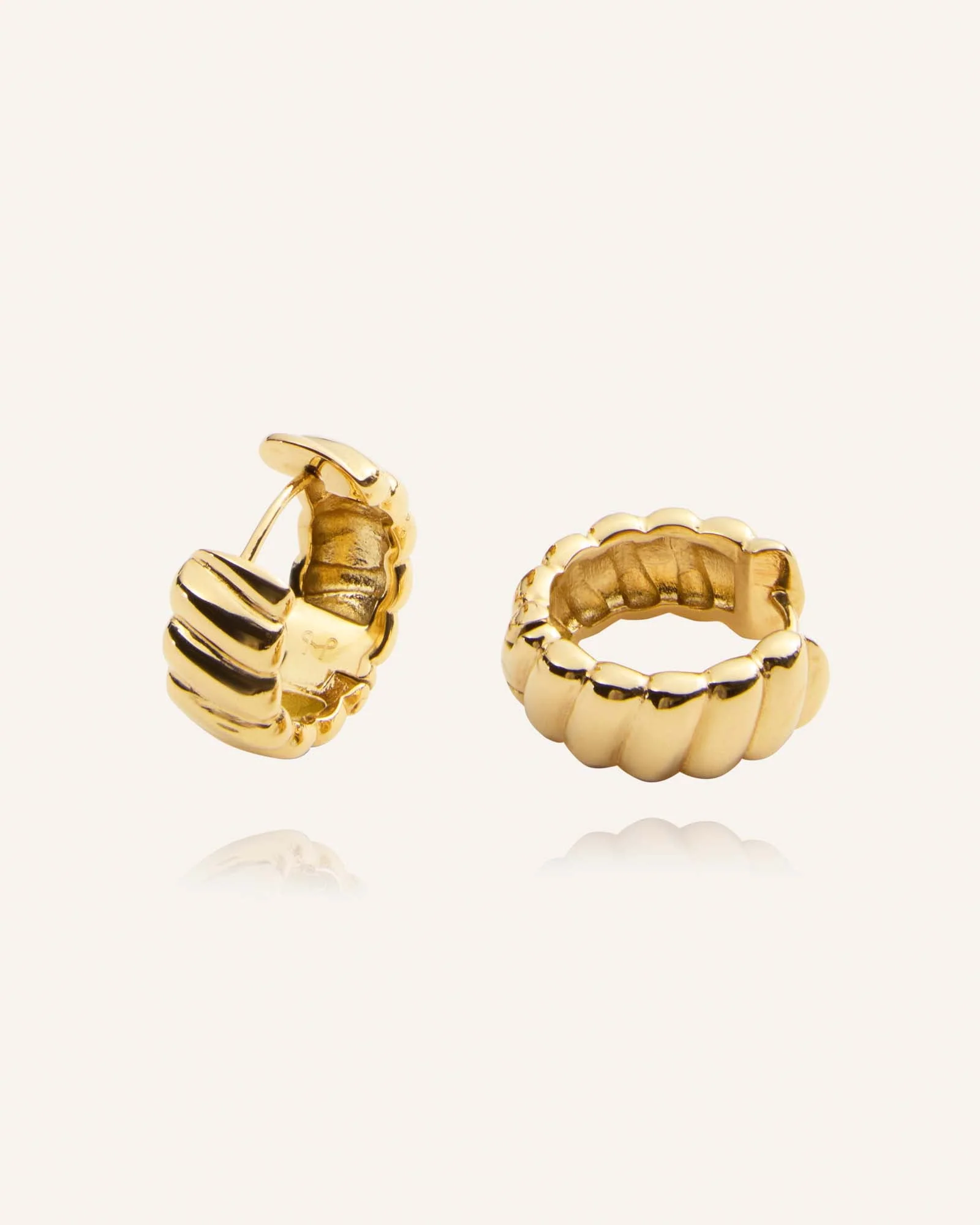 Curved Ribbed Earring - Image 4