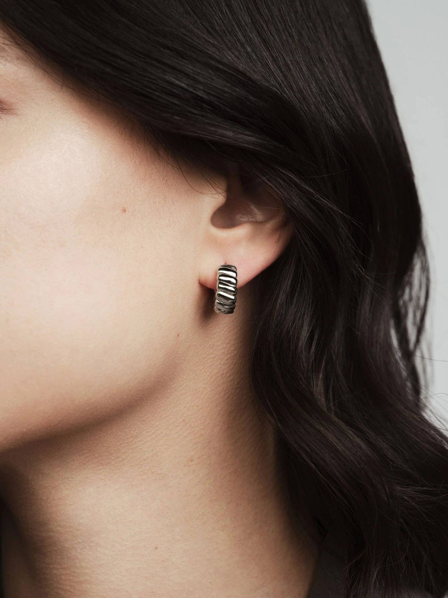 Curved Ribbed Earring - Image 3