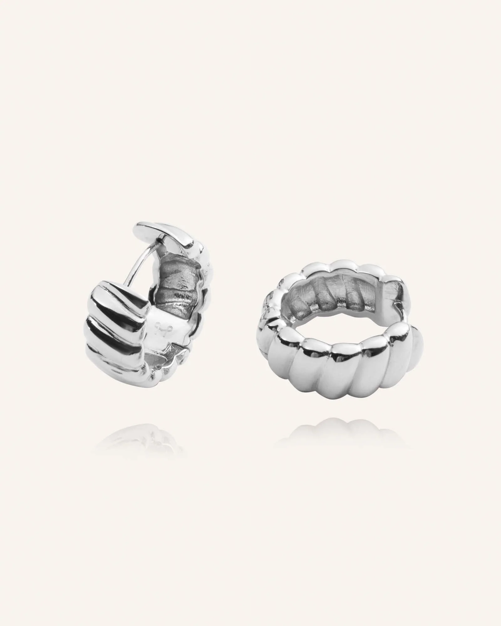 Curved Ribbed Earring - Image 4