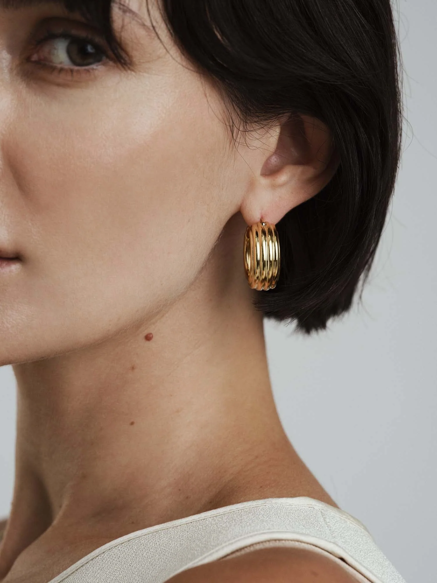 Edge Ribbed Medium Hoops - Image 3