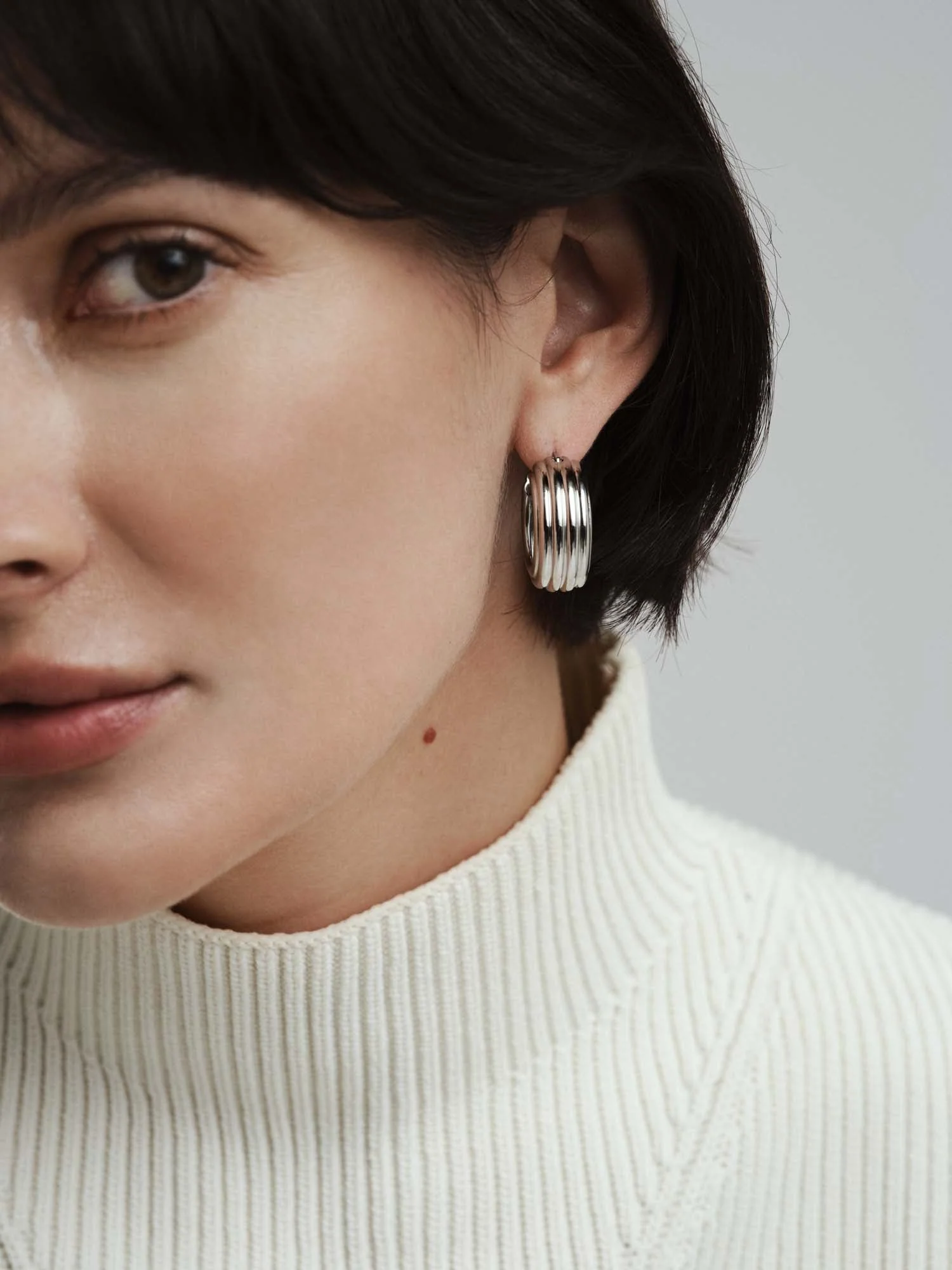 Edge Ribbed Medium Hoops - Image 3