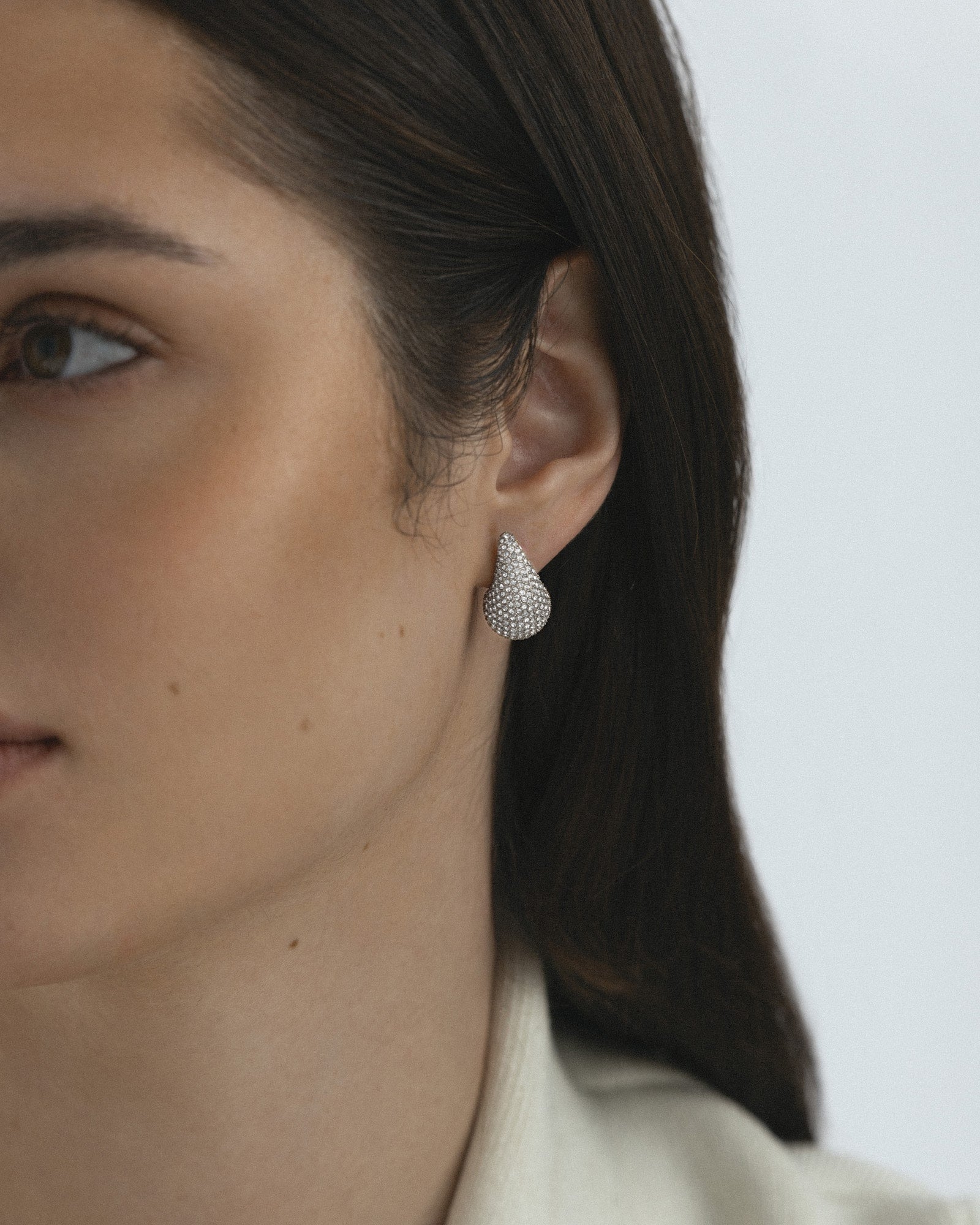 Pavé daring small silver earring - Image 3