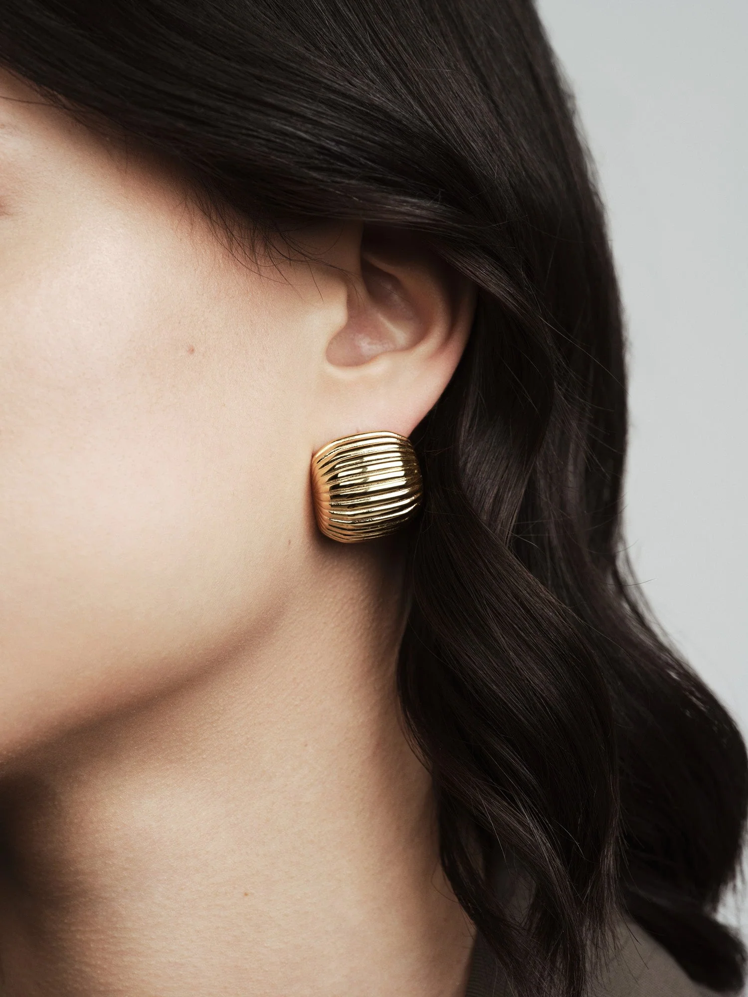Retro Ribbed Earring - Image 3