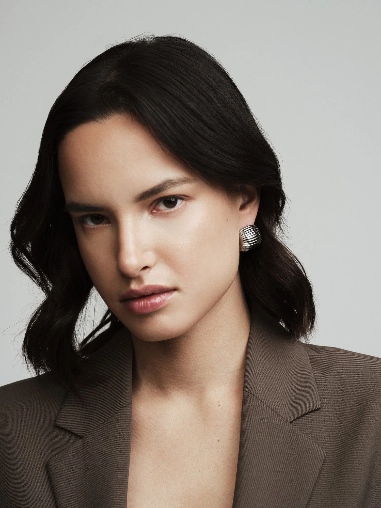 Retro Ribbed Earring - Image 2