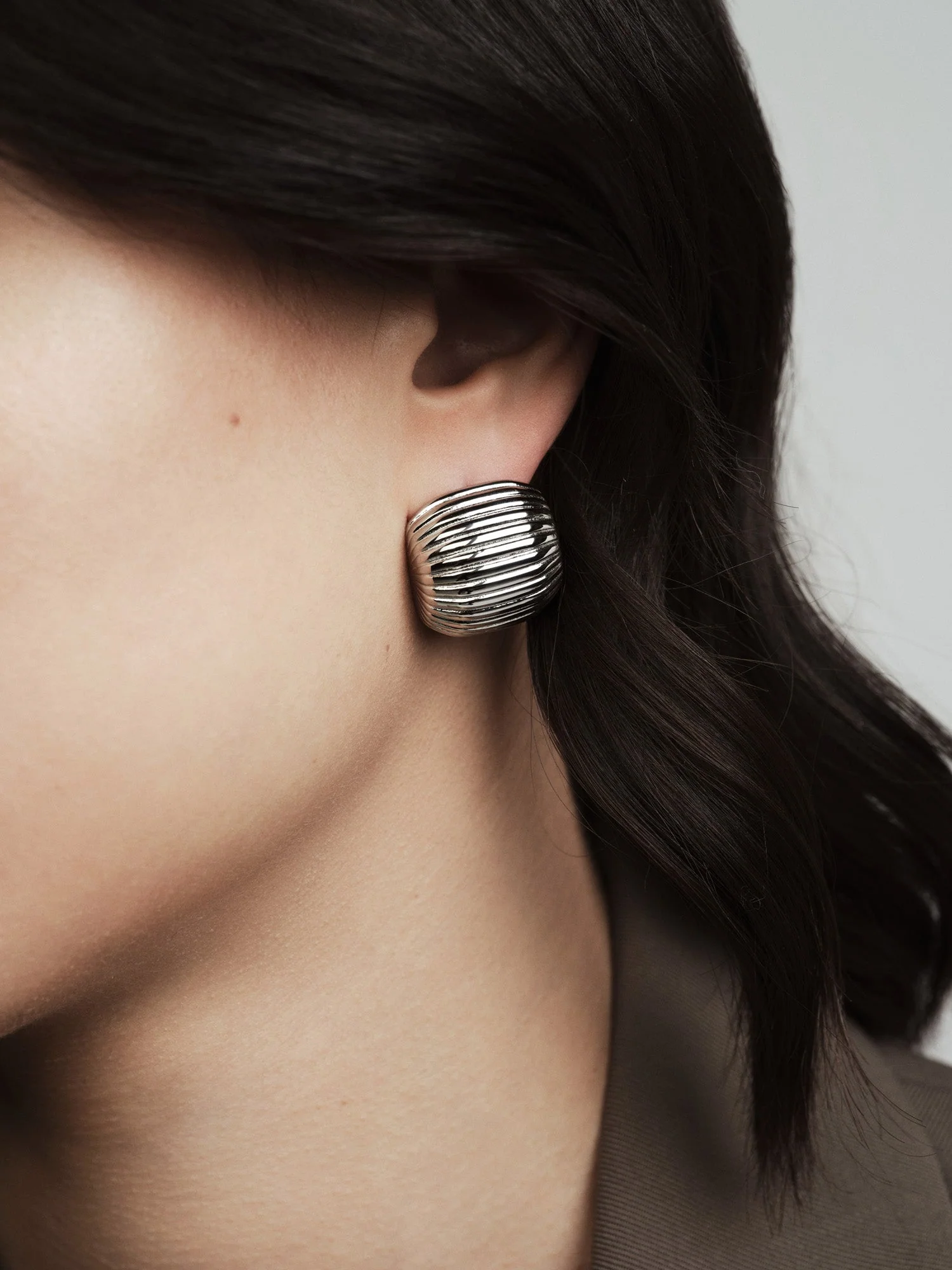 Retro Ribbed Earring - Image 3