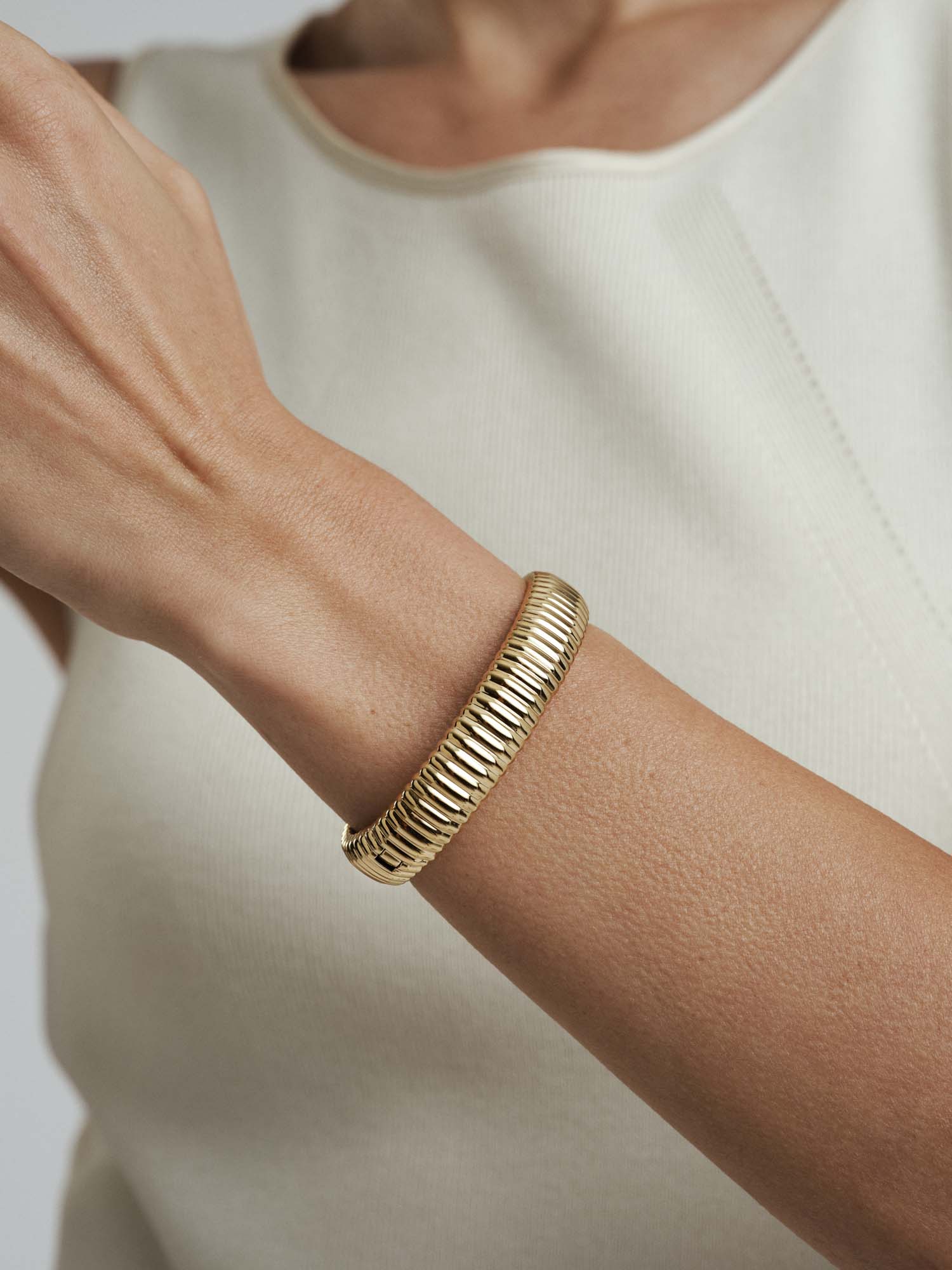 Retro Ribbed Bangle - Image 3