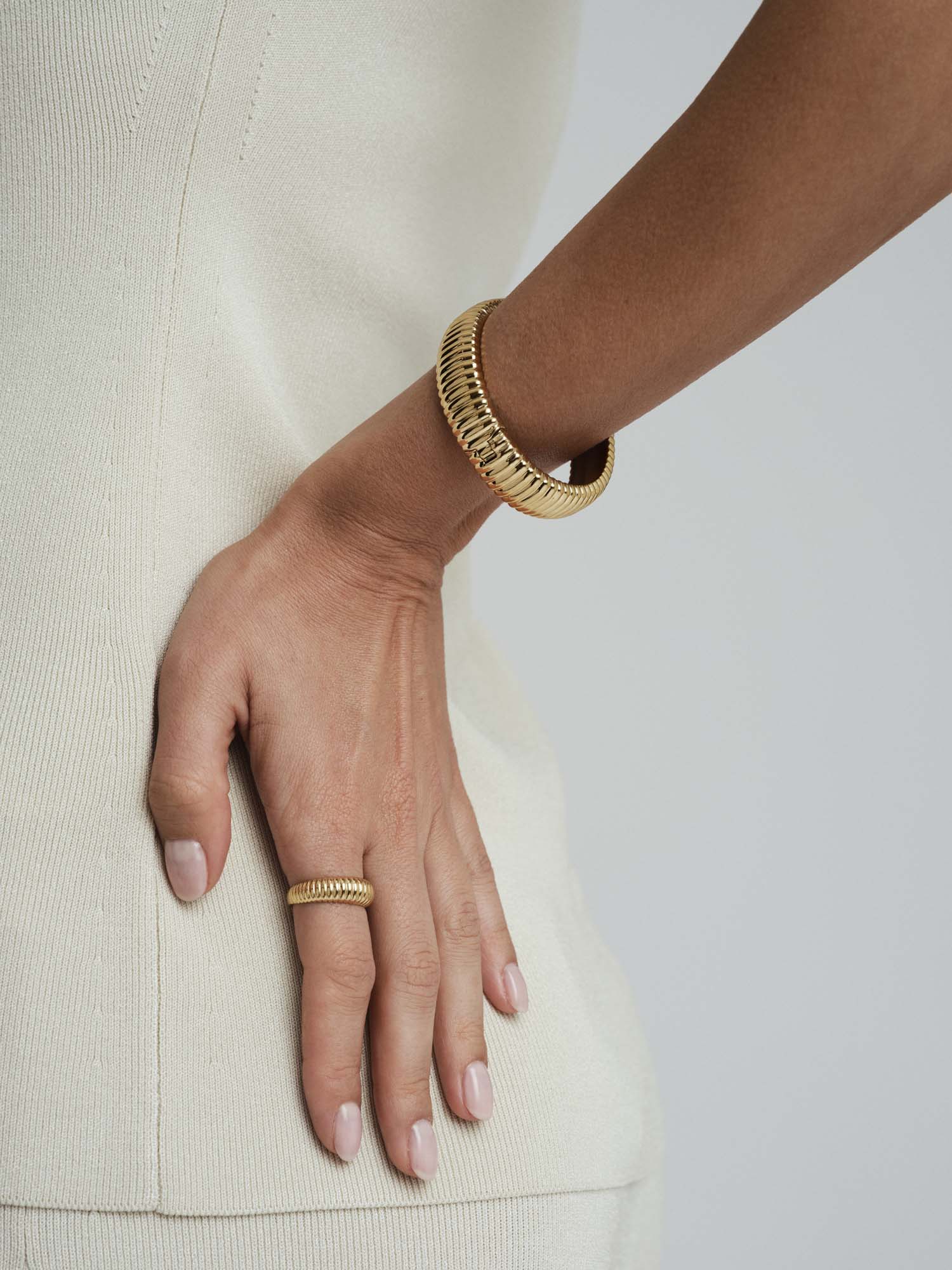 Retro Ribbed Bangle - Image 5
