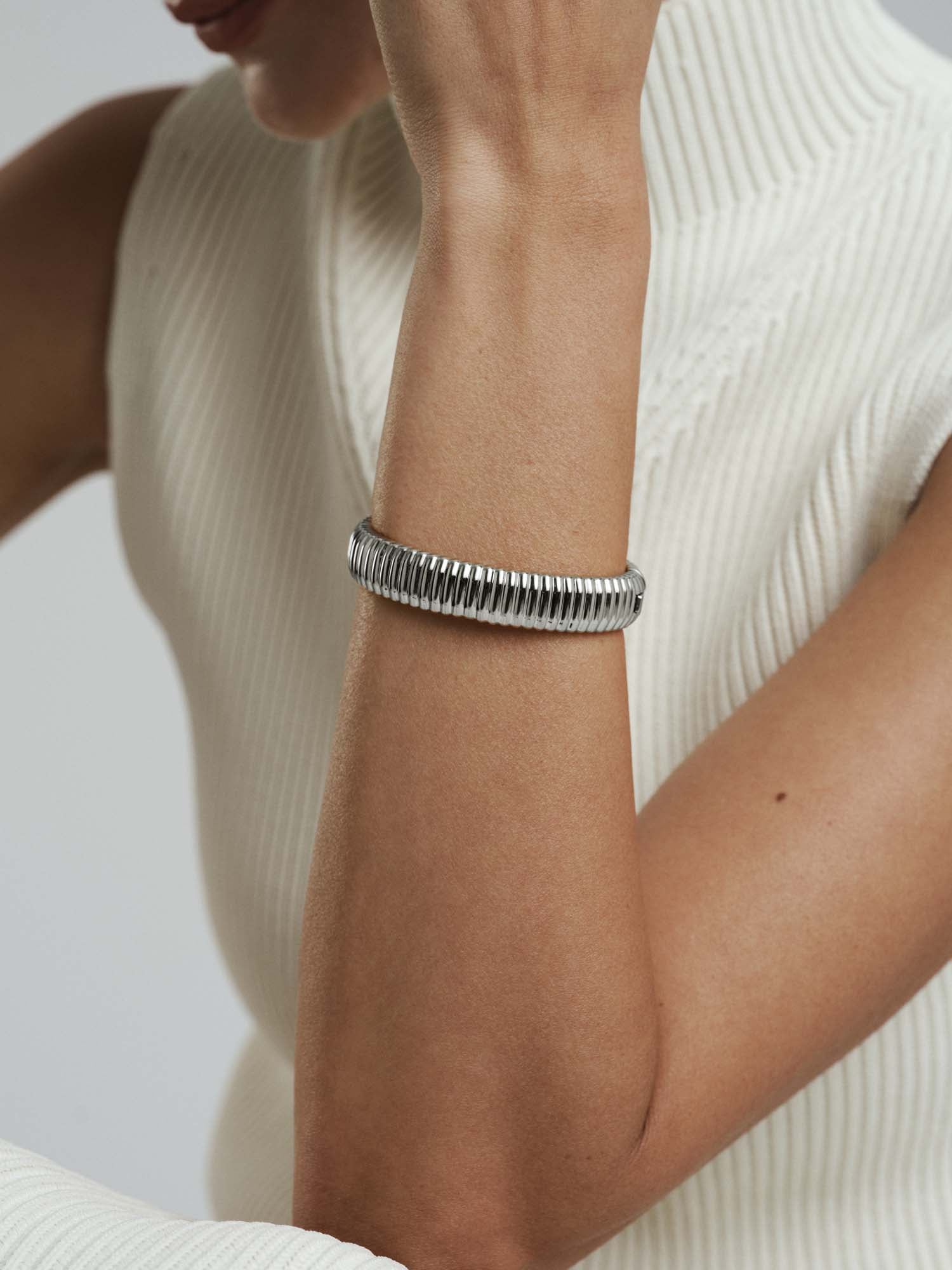 Retro Ribbed Bangle - Image 3