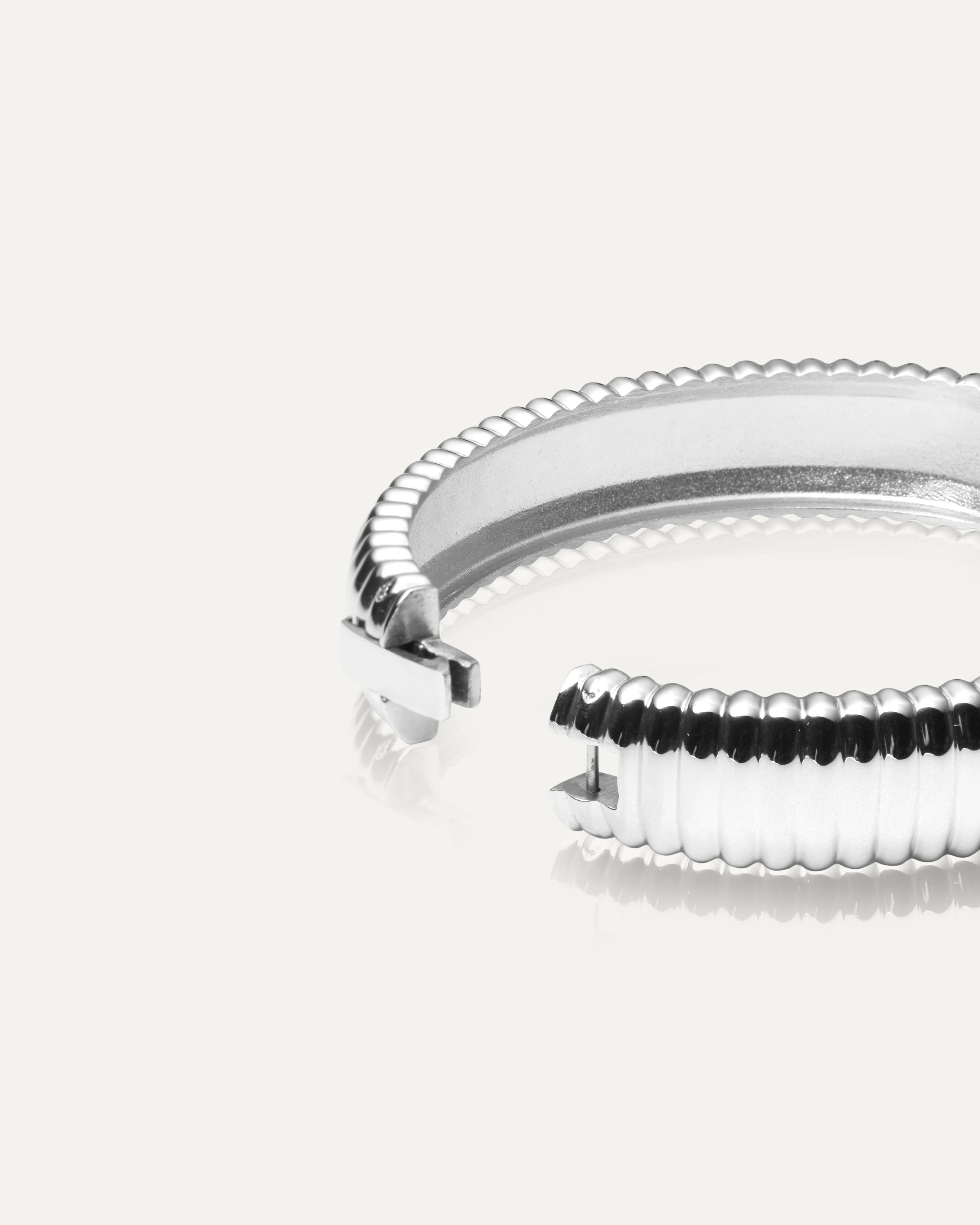 Retro Ribbed Bangle - Image 5