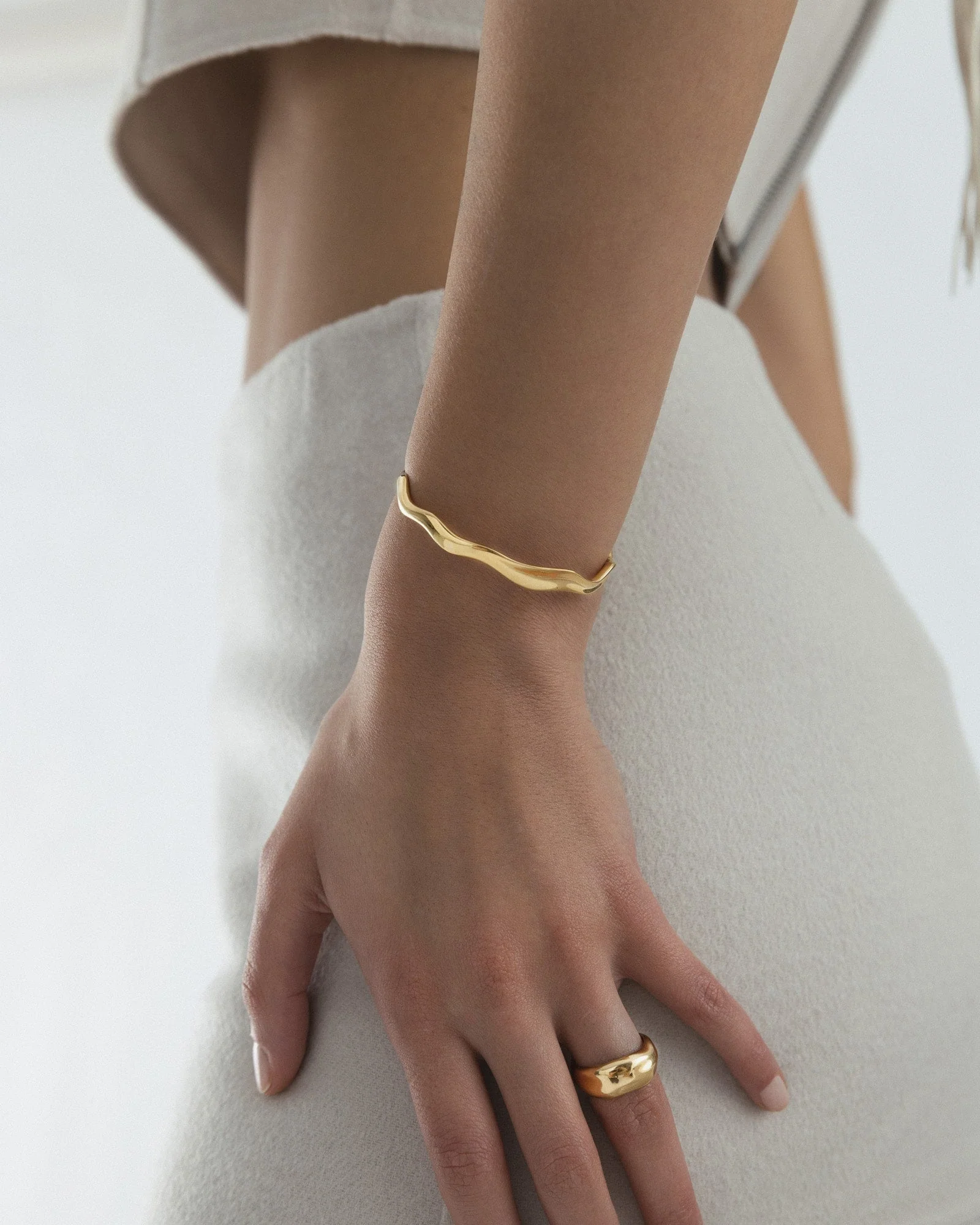 WAVY BOLDED CUFF BRACELET - Image 3