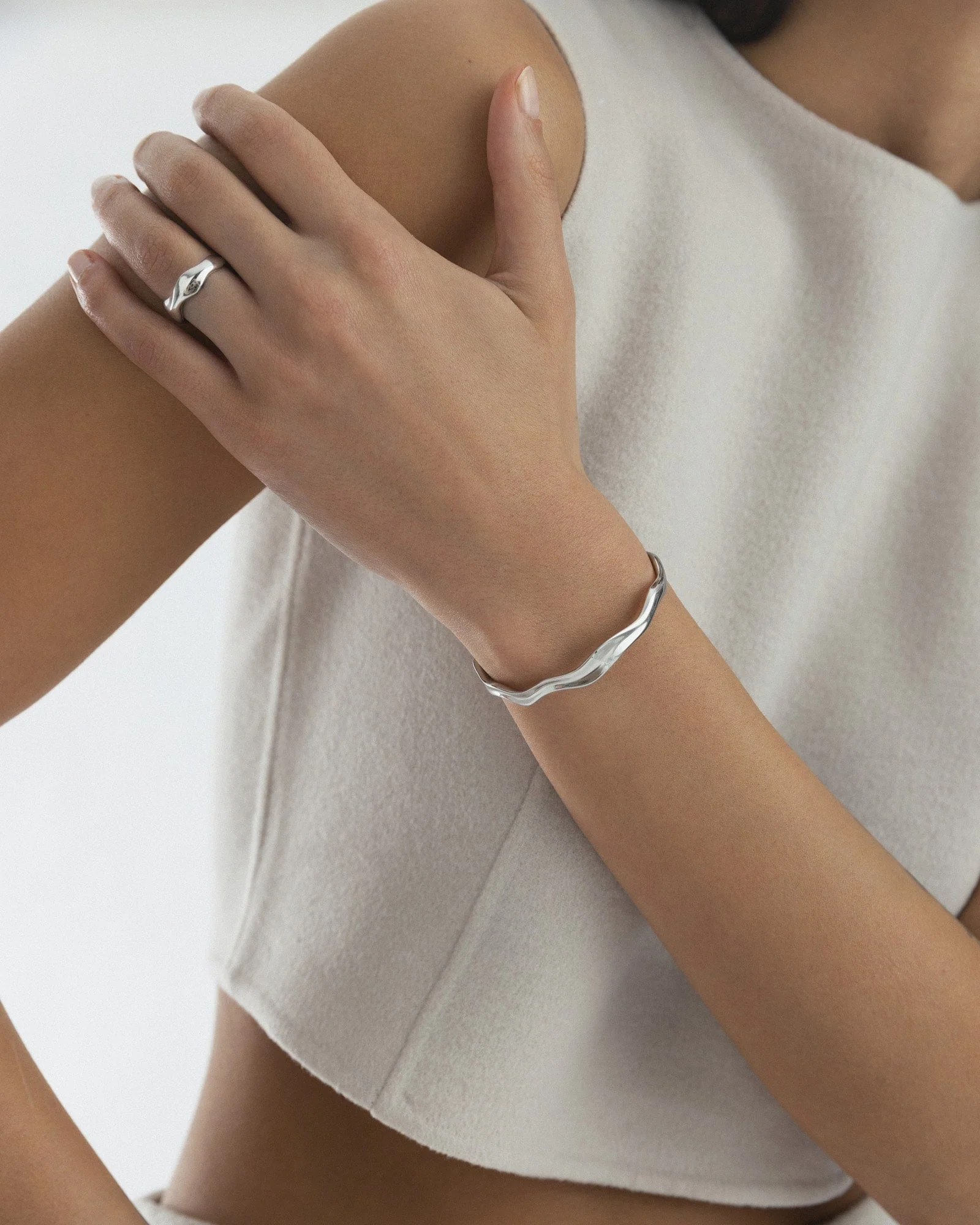 WAVY BOLDED CUFF BRACELET - Image 3