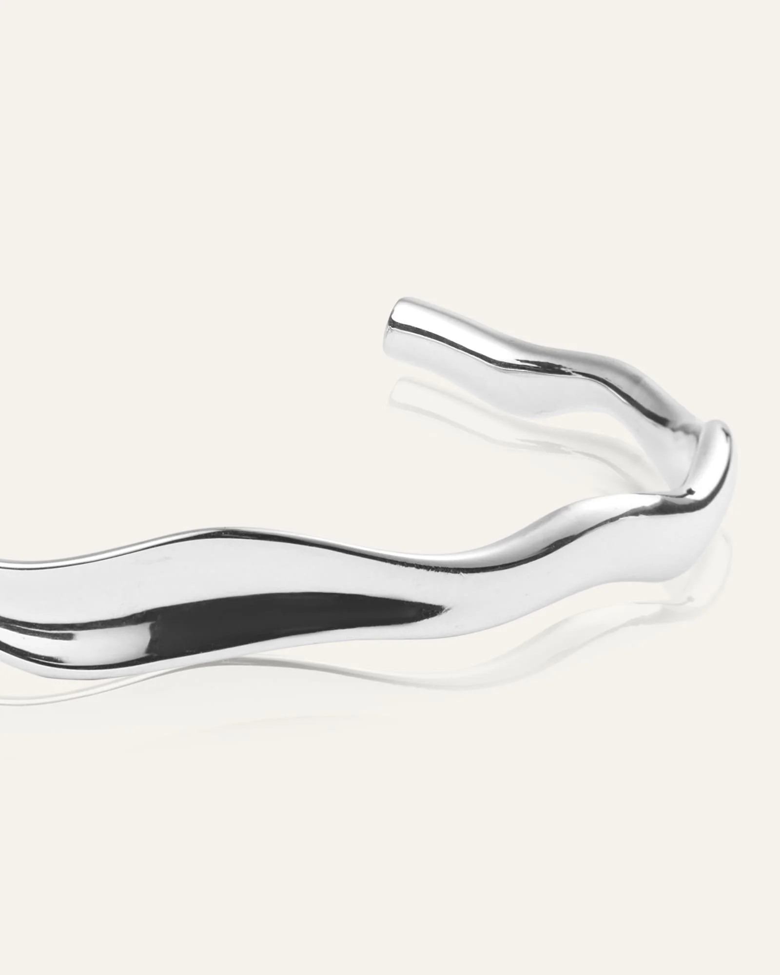 WAVY BOLDED CUFF BRACELET - Image 4