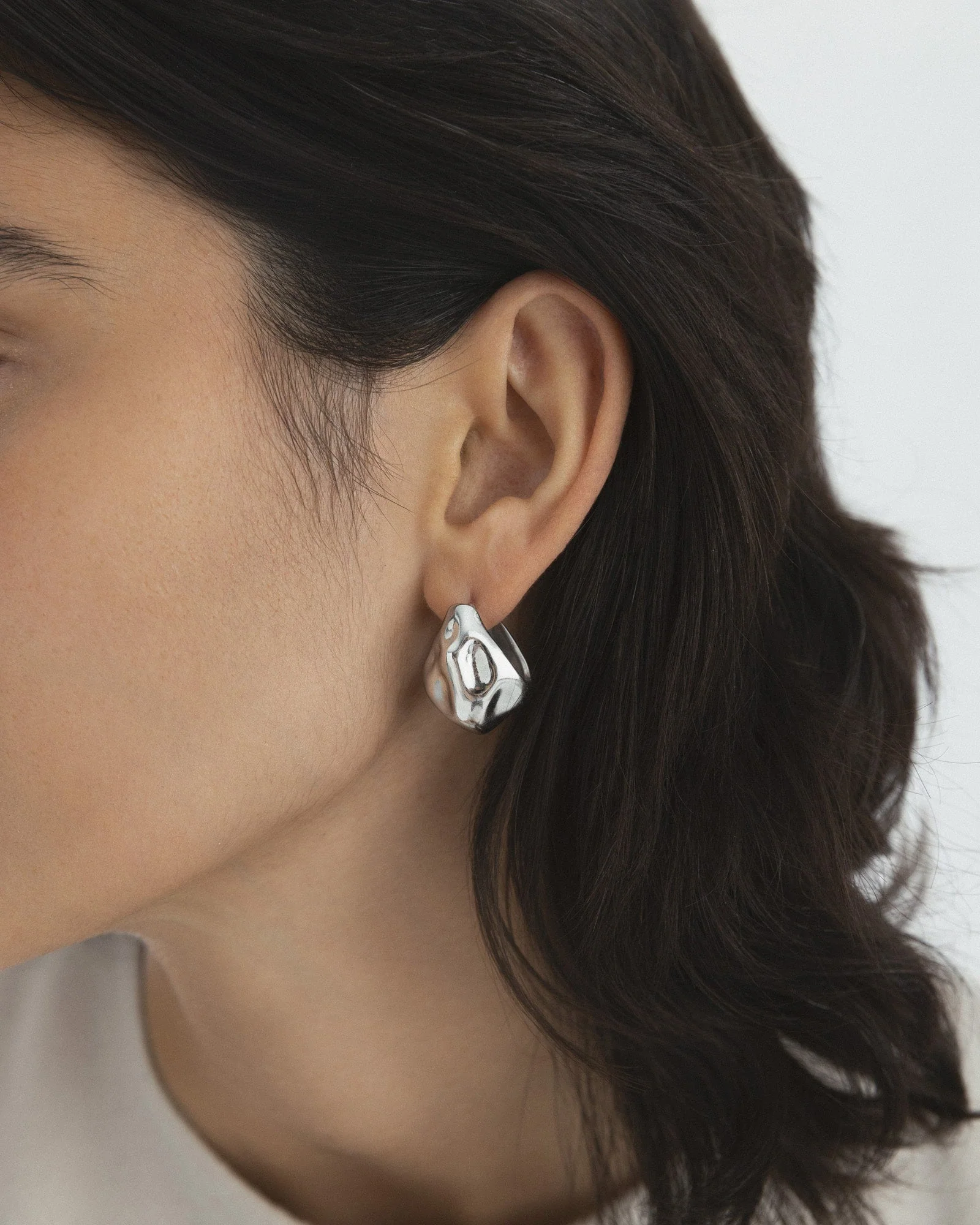 WAVY BOLDED DROP EARRING - Image 3