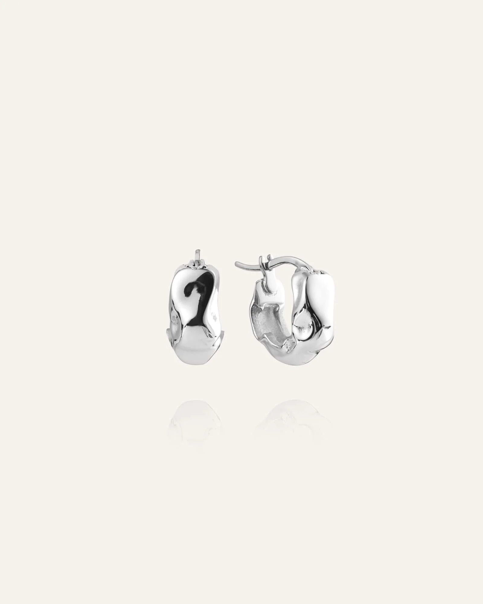 WAVY BOLDED MINI HOOPS