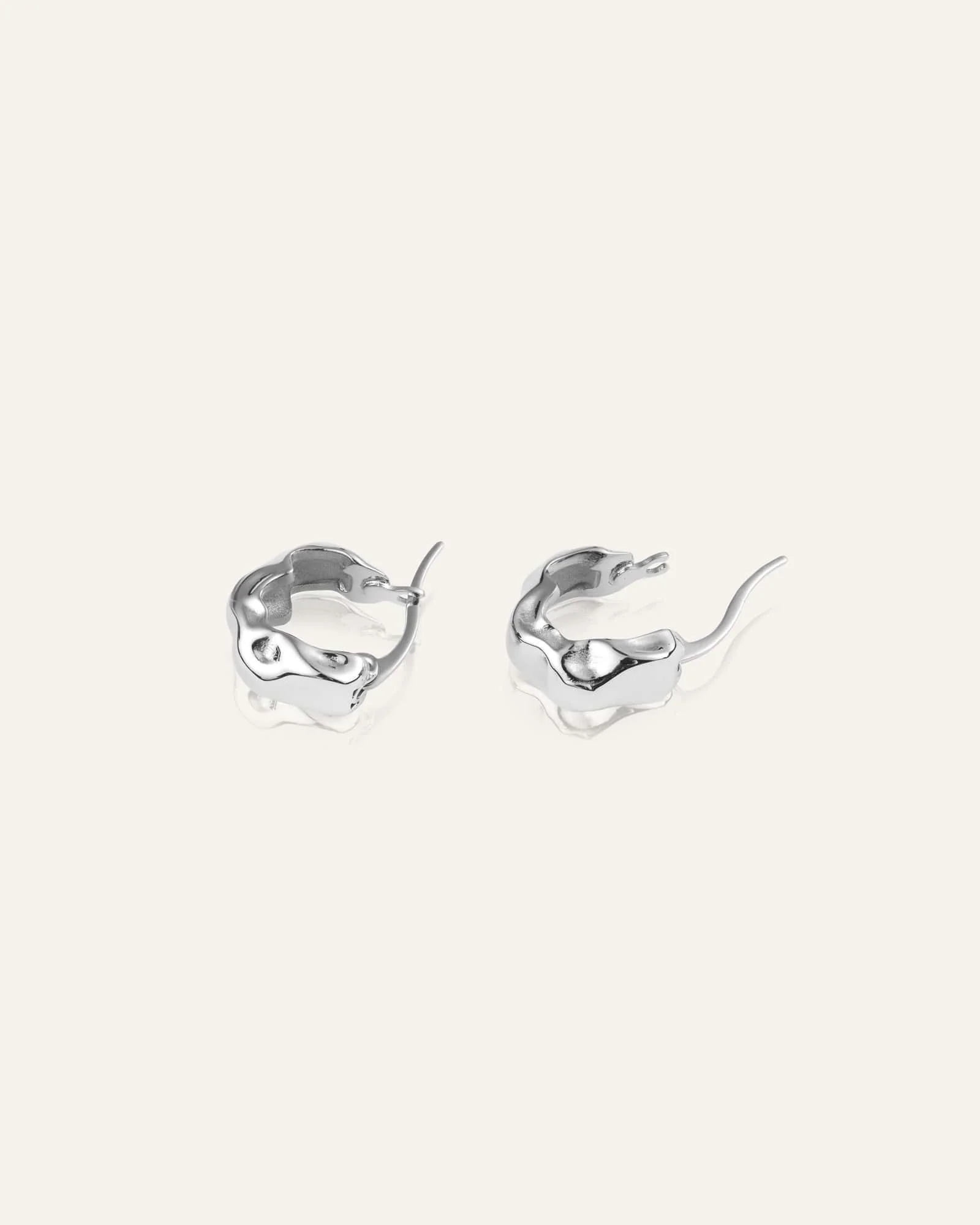 WAVY BOLDED MINI HOOPS - Image 5