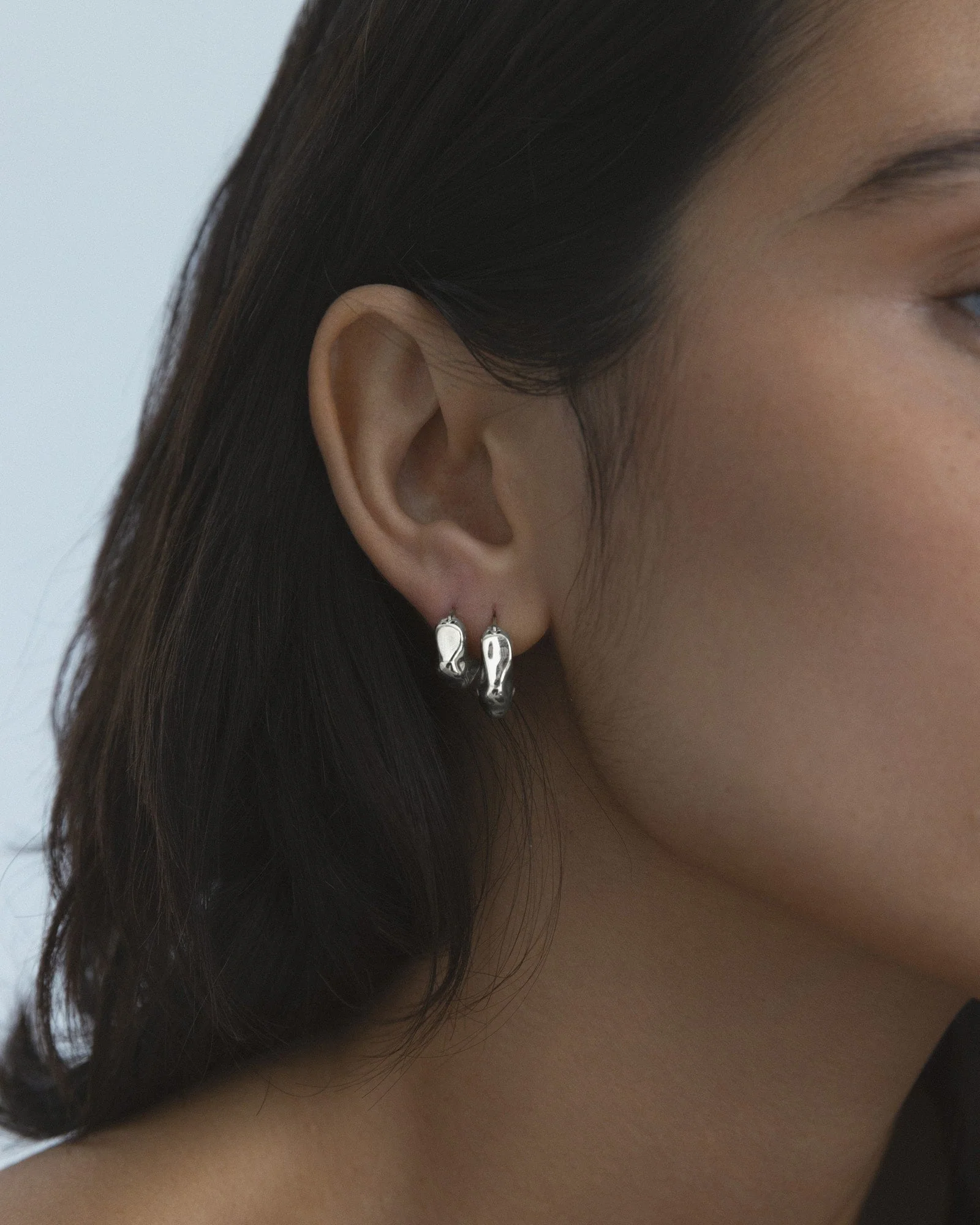 WAVY BOLDED SMALL HOOPS - Image 3